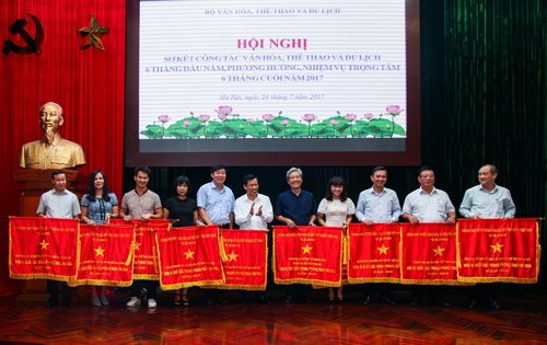 Thừa ủy quyền của Thủ tướng Chính phủ, Bộ trưởng Bộ VHTTDL Nguyễn Ngọc Thiện trao tặng Cờ Thi đua Chính phủ cho 10 đơn vị